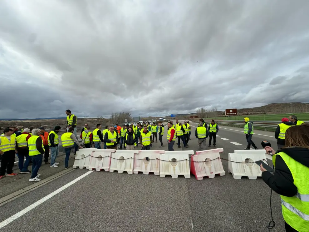 Decenas de agricultores provistos de chalecos reflectantes amarillos han cortado la autovía A23 a la altura de Teruel en los dos sentidos