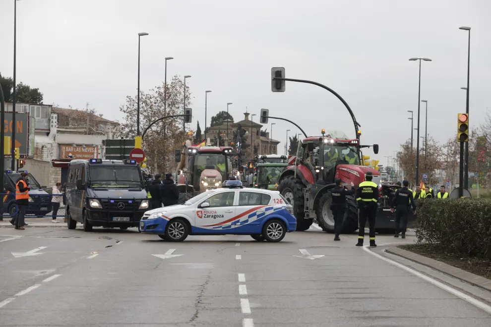 La Policía Local intenta cortar el paso de los tractores en el Pabellón Príncipe Felipe.