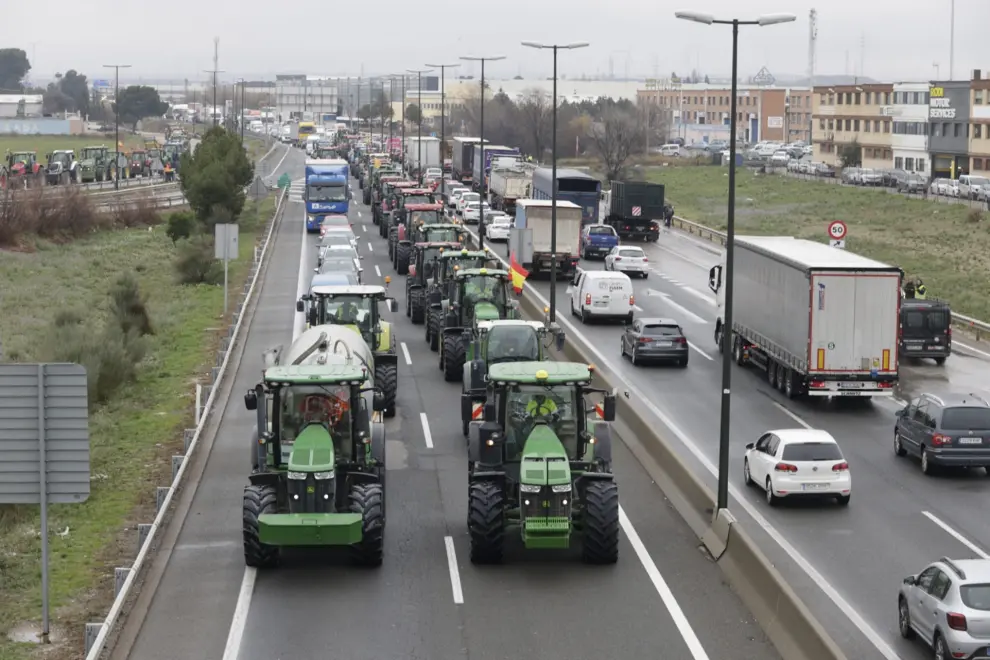 Los tractores se concentran en el Polígono San Valero en la carretera de Castellón.
