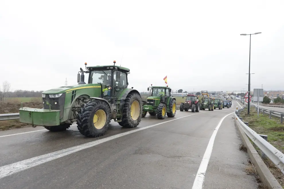 Los tractores se concentran en el Polígono San Valero en la carretera de Castellón.