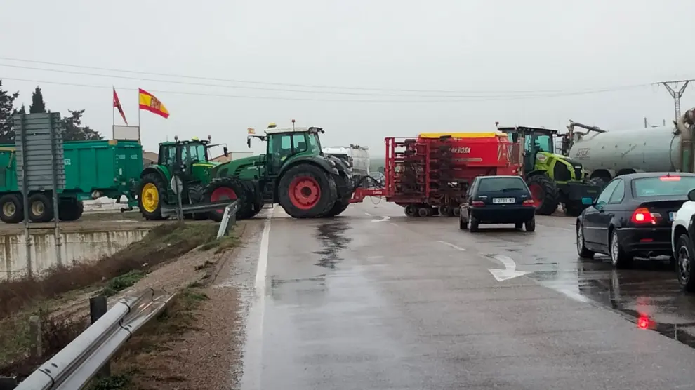 Los tractores provocan retenciones en la A230 en la salida de Bujaraloz Caspe.