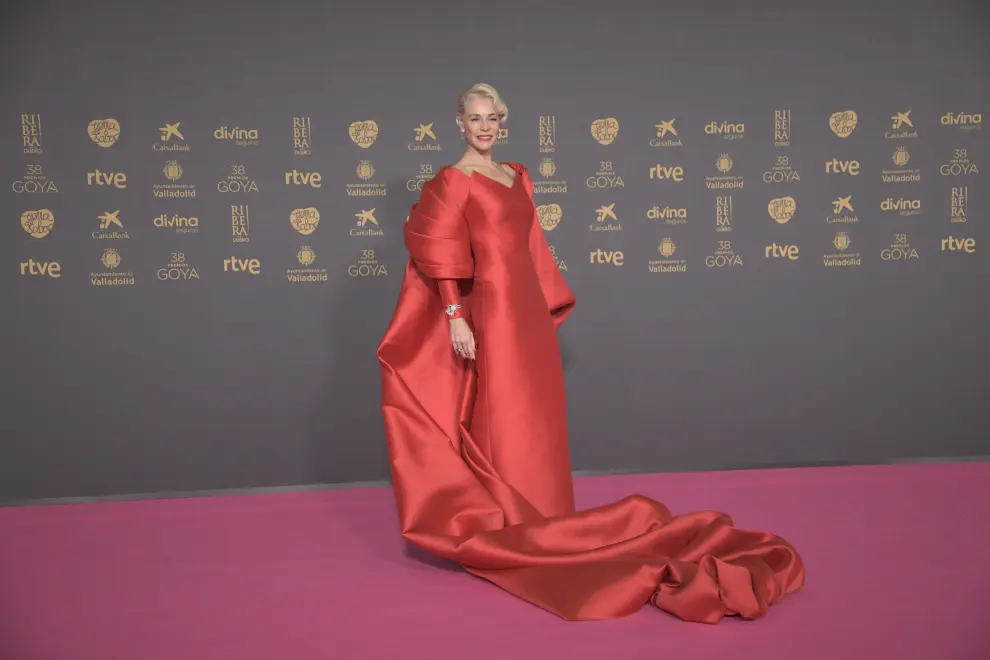 La actriz Belén Rueda posa con un elegante vestido rojo