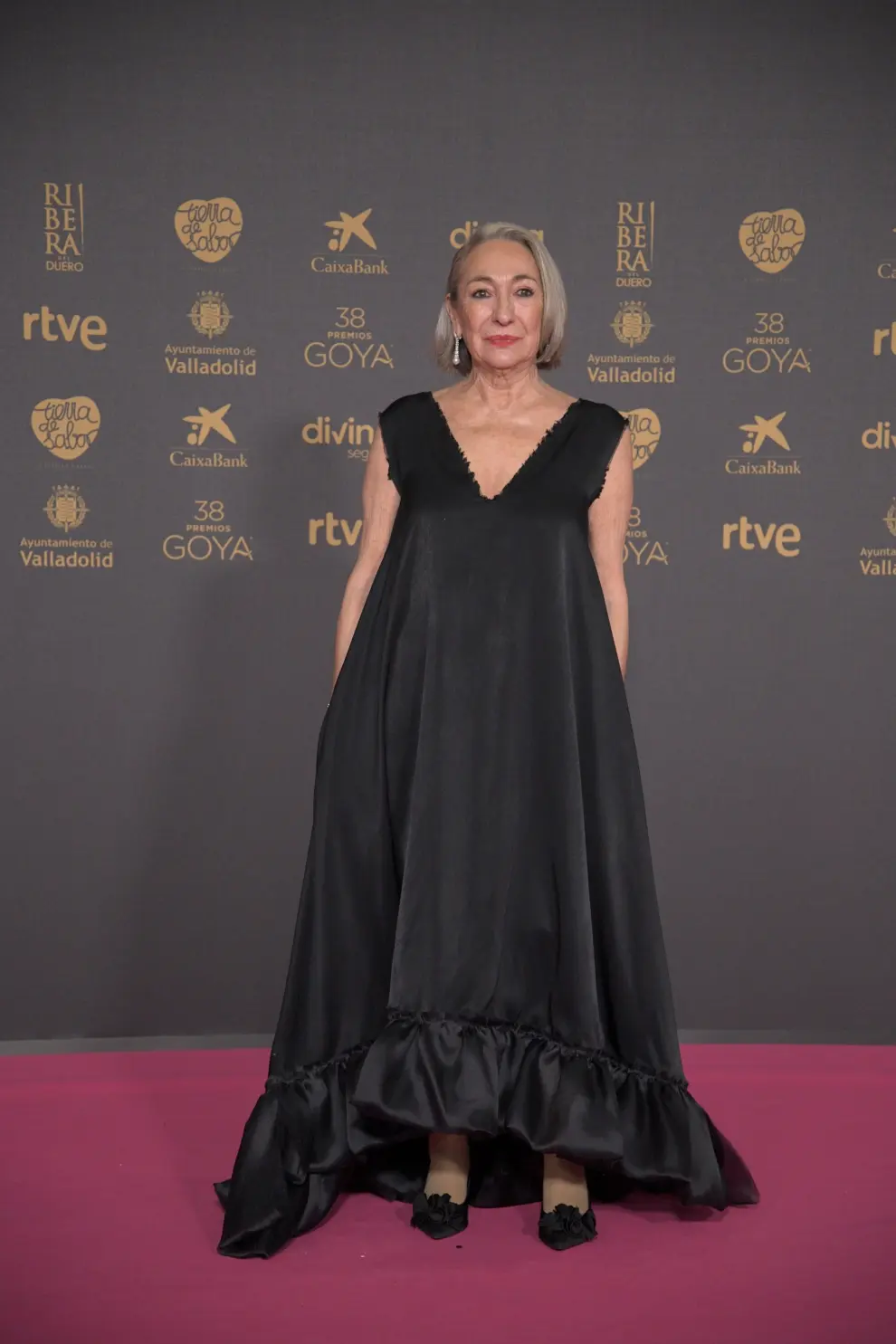 La actriz aragonesa Luisa Gavasa con un vestido amplio negro con escote de pico
