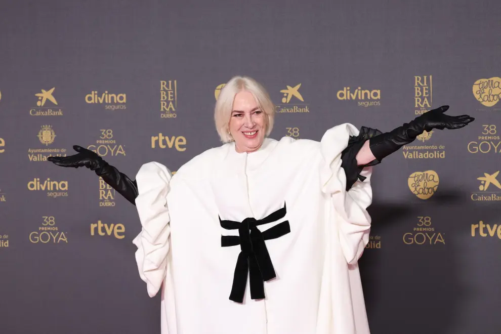 La actriz Susi Sánchez con un vestido 'oversize' blanco y negro, con guantes