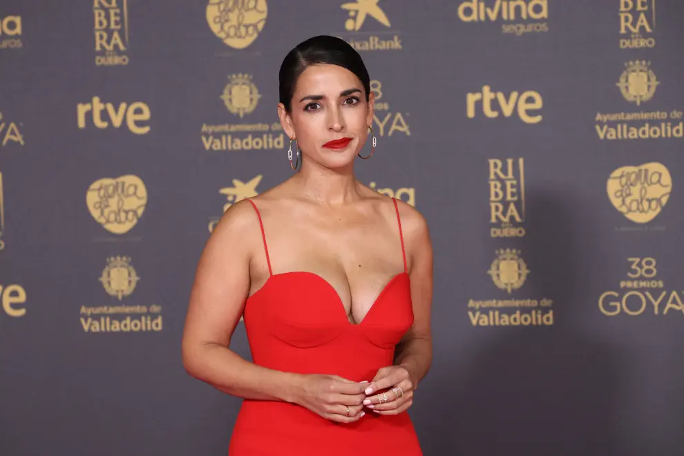 La actriz Inma Cuesta, con un escotado vestido rojo