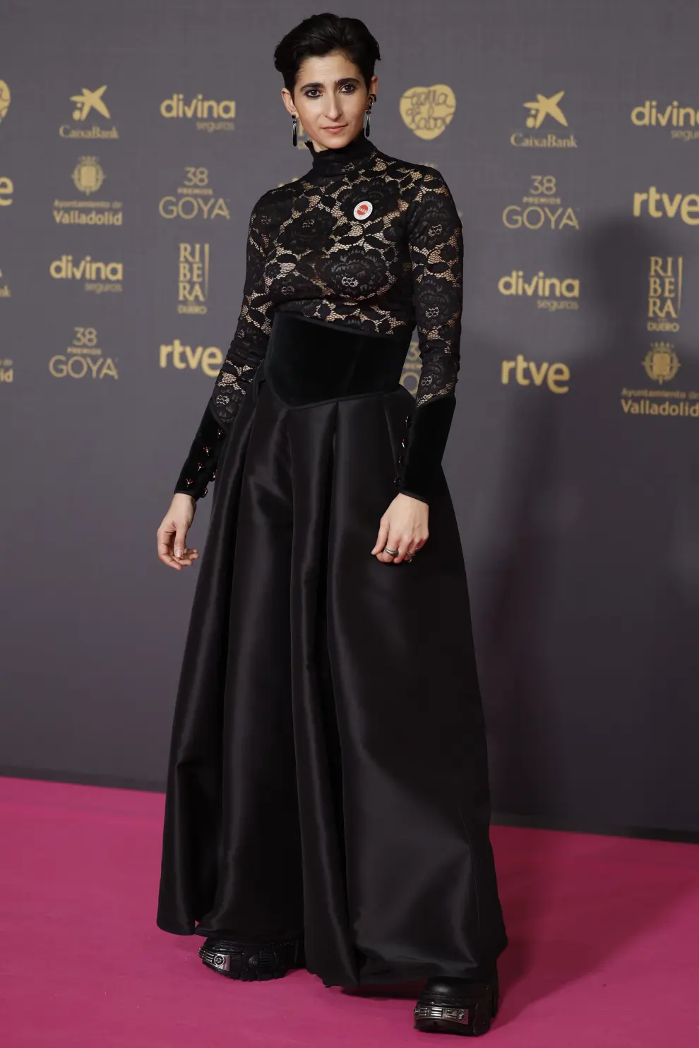 La actriz Alba Flores, de negro sobre la afombra rosa de Valladolid