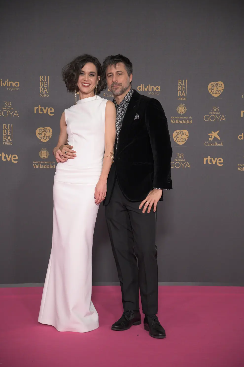 Los actores Marta Guerra y Hugo Silva posan abrazados