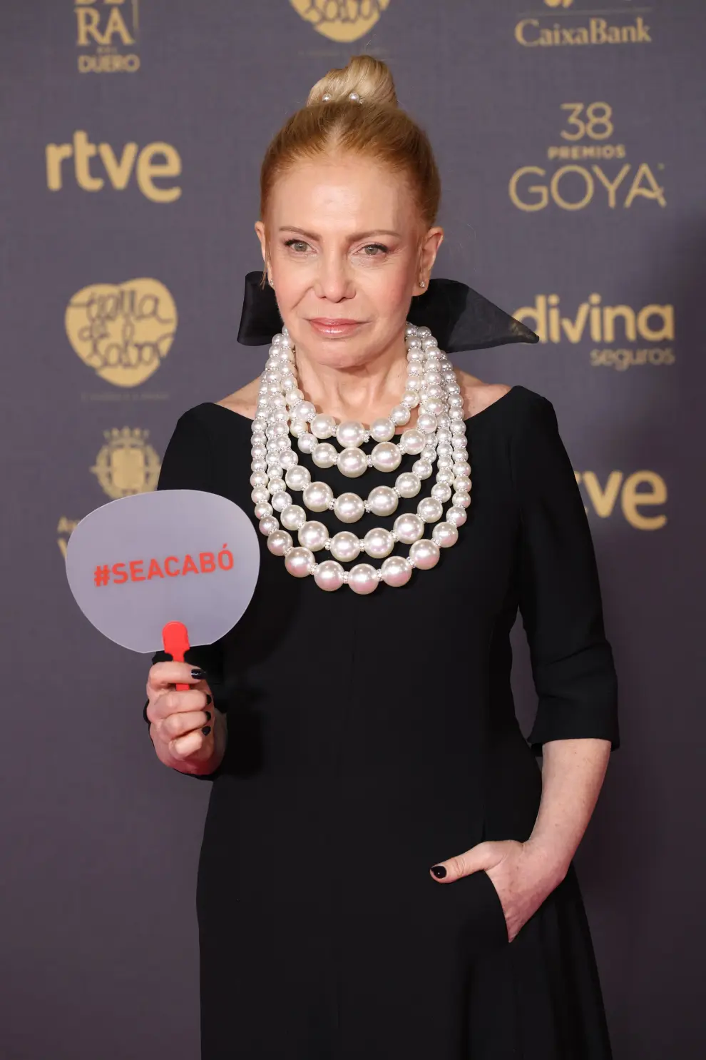 La actriz Cecilia Roth con un gran collar de perlas