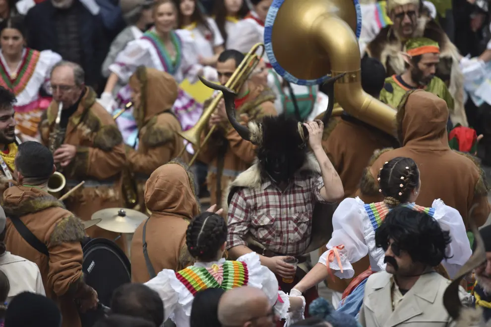 Bielsa celebra su histórico carnaval con las trangas, madamas y demás personajes.