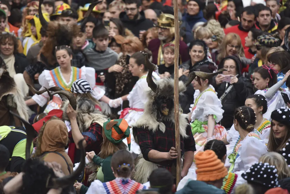 Bielsa celebra su histórico carnaval con las trangas, madamas y demás personajes.