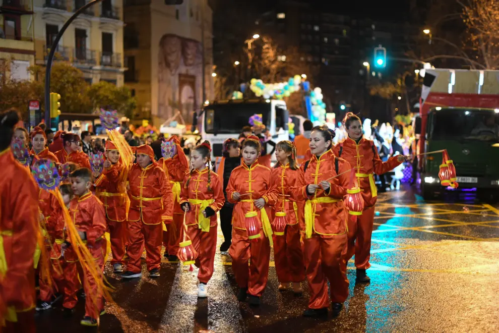 La lluvia no arruina el desfile de Carnaval de Zaragoza tras la liberación del Rey de Gallos.