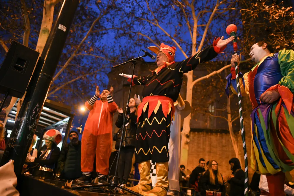La lluvia no arruina el desfile de Carnaval de Zaragoza tras la liberación del Rey de Gallos.
