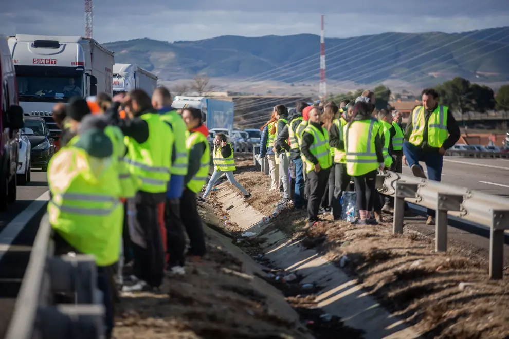Quinto día de movilizaciones de agricultores en Aragón: cortes en la A-2 a la altura de Calatayud