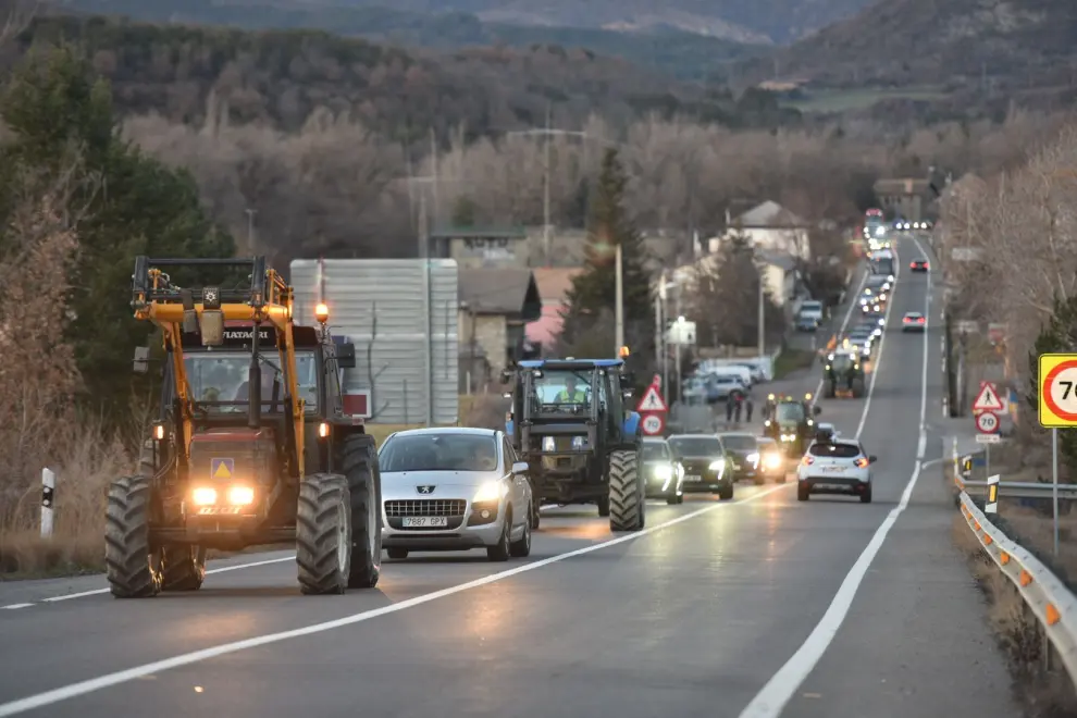Retenciones en la N-330, a la altura de Hostal de Ipiés (Sabiñánigo) por la marcha lenta de los tractores.