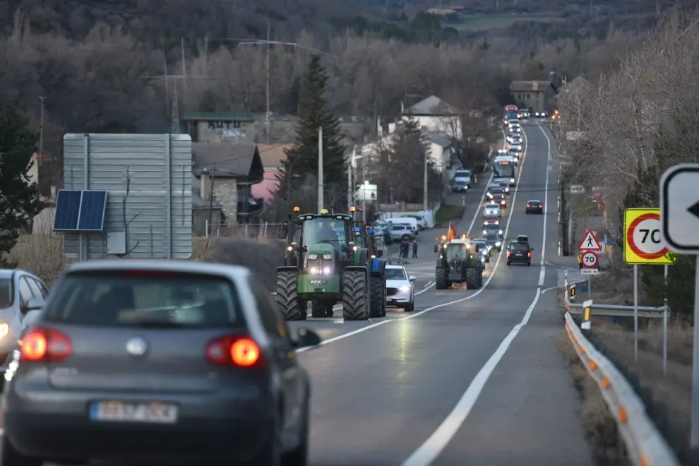 Retenciones en la N-330, a la altura de Hostal de Ipiés (Sabiñánigo) por la marcha lenta de los tractores.