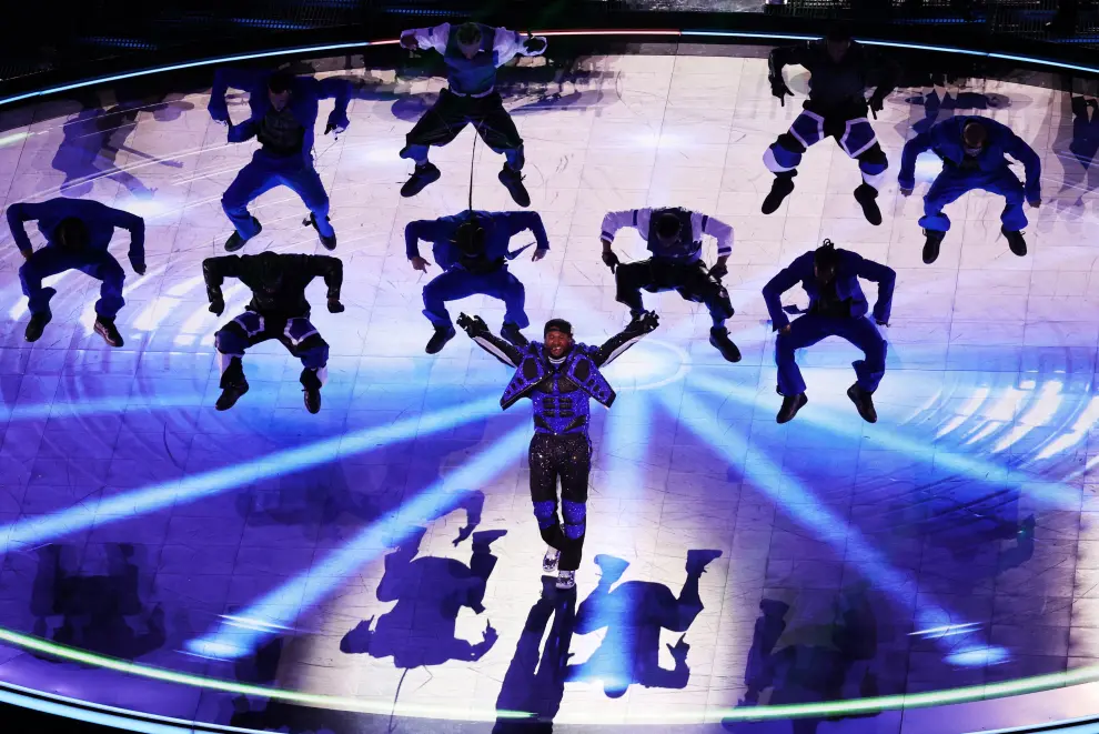 Football - NFL - Super Bowl LVIII - Half-Time Show - Allegiant Stadium, Las Vegas, Nevada, United States - February 11, 2024 Usher performs during the halftime show REUTERS/Carlos Barria     TPX IMAGES OF THE DAY [[[REUTERS VOCENTO]]] FOOTBALL-NFL-SUPERBOWL/HALFTIME