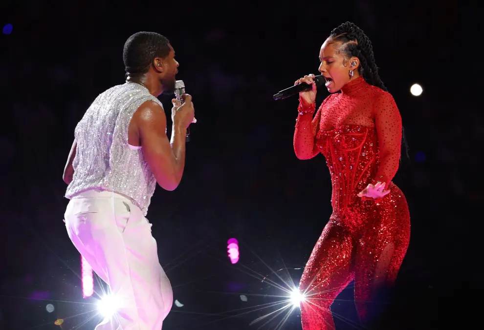 Football - NFL - Super Bowl LVIII - Half-Time Show - Allegiant Stadium, Las Vegas, Nevada, United States - February 11, 2024 Alicia Keys and Usher perform during the halftime show REUTERS/Brian Snyder [[[REUTERS VOCENTO]]] FOOTBALL-NFL-SUPERBOWL/HALFTIME
