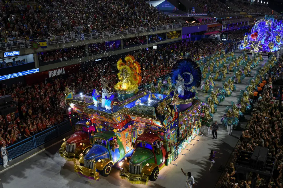 A reveller from Imperatriz Leopoldinense samba school performs during the night of the Carnival parade at the Sambadrome, in Rio de Janeiro, Brazil February 12, 2024. REUTERS/Ricardo Moraes [[[REUTERS VOCENTO]]] BRAZIL-CARNIVAL/