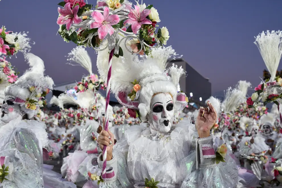 Revellers from Imperatriz Leopoldinense Samba School perform during the night of the Carnival parade at the Sambadrome, in Rio de Janeiro, Brazil February 12, 2024. REUTERS/Tita Barros NO RESALES. NO ARCHIVES [[[REUTERS VOCENTO]]] BRAZIL-CARNIVAL/