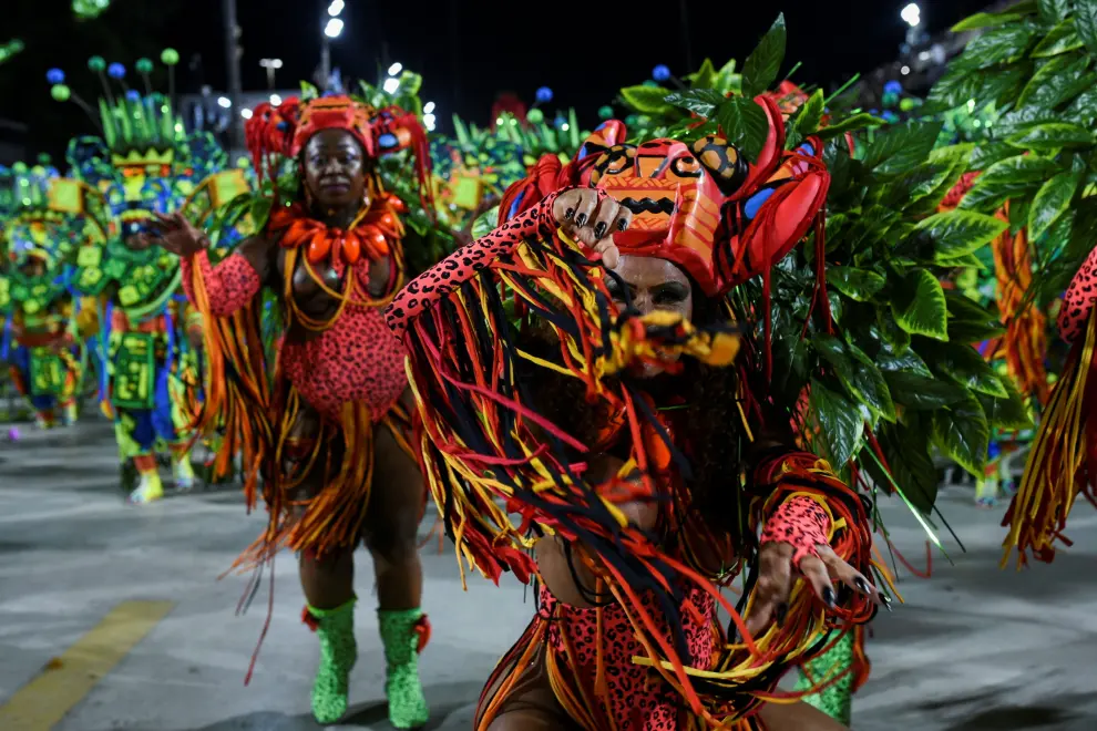 Revellers from Imperatriz Leopoldinense samba school perform during the night of the Carnival parade at the Sambadrome, in Rio de Janeiro, Brazil February 12, 2024. REUTERS/Ricardo Moraes      TPX IMAGES OF THE DAY [[[REUTERS VOCENTO]]] BRAZIL-CARNIVAL/