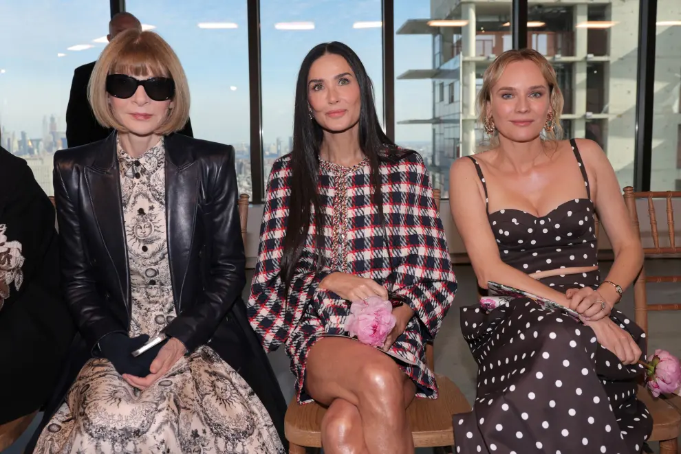 Vogue Editor-in-Chief Anna Wintour, Demi Moore and Diane Kruger attend the Carolina Herrera Fall/Winter 2024 collection show during New York Fashion Week, in New York City, U.S., February 12, 2024. REUTERS/Andrew Kelly [[[REUTERS VOCENTO]]]