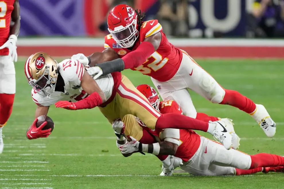 Feb 11, 2024; Paradise, Nevada, USA; Kansas City Chiefs safety Mike Edwards (21) and linebacker Nick Bolton (32) tackle San Francisco 49ers wide receiver Jauan Jennings (15) during the third quarter of Super Bowl LVIII at Allegiant Stadium. Mandatory Credit [[[REUTERS VOCENTO]]] FOOTBALL-NFL-KC-SF/