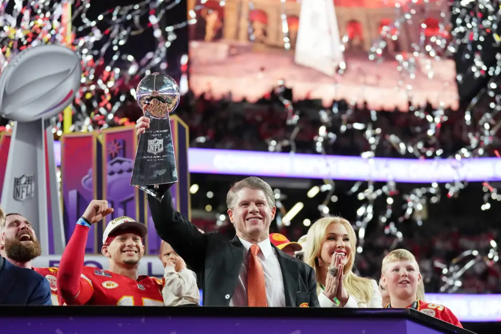 Feb 11, 2024; Paradise, Nevada, USA; Kansas City Chiefs chairman and chief executive officer Clark Hunt holds up the the Vince Lombardi Trophy after winning Super Bowl LVIII against the San Francisco 49ers at Allegiant Stadium. Mandatory Credit [[[REUTERS VOCENTO]]] FOOTBALL-NFL-KC-SF/