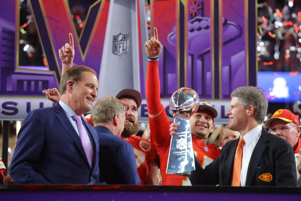 Football - NFL - Super Bowl LVIII - Kansas City Chiefs v San Francisco 49ers - Allegiant Stadium, Las Vegas, Nevada, United States - February 11, 2024 Kansas City Chiefs chairman and CEO Clark Hunt celebrates with the Vince Lombardi Trophy after winning Super Bowl LVIII as Travis Kelce, Patrick Mahomes and head coach Andy Reid look on REUTERS/Brian Snyder [[[REUTERS VOCENTO]]] FOOTBALL-NFL-SUPERBOWL/