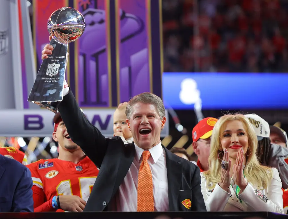 Football - NFL - Super Bowl LVIII - Kansas City Chiefs v San Francisco 49ers - Allegiant Stadium, Las Vegas, Nevada, United States - February 11, 2024 Kansas City Chiefs chairman and CEO Clark Hunt celebrates with the Vince Lombardi Trophy after winning Super Bowl LVIII REUTERS/Brian Snyder [[[REUTERS VOCENTO]]] FOOTBALL-NFL-SUPERBOWL/