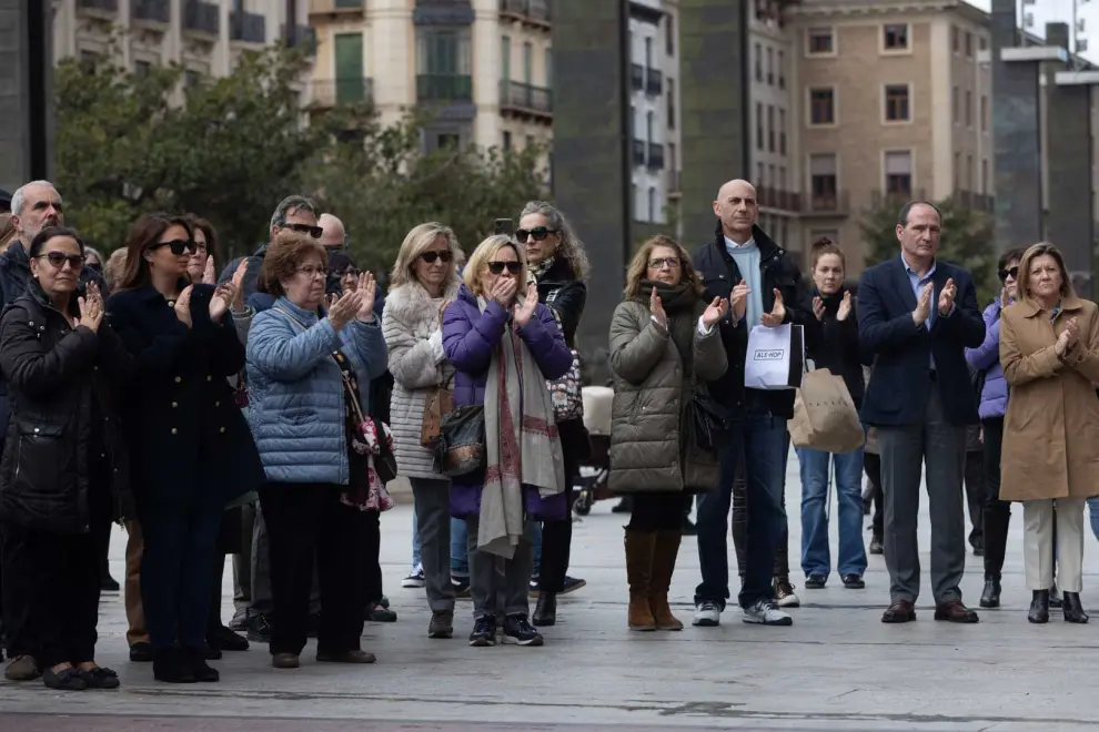 Minuto de silencio en la plaza del Pilar de Zaragoza por los guardias civiles arrollados en Barbate