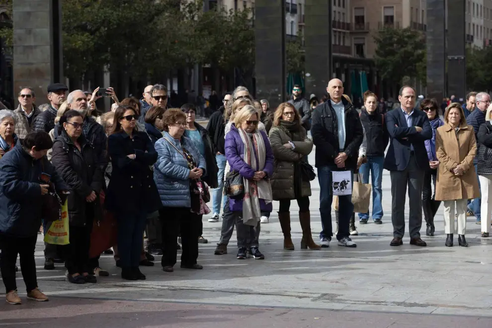 Minuto de silencio en la plaza del Pilar de Zaragoza por los guardias civiles arrollados en Barbate