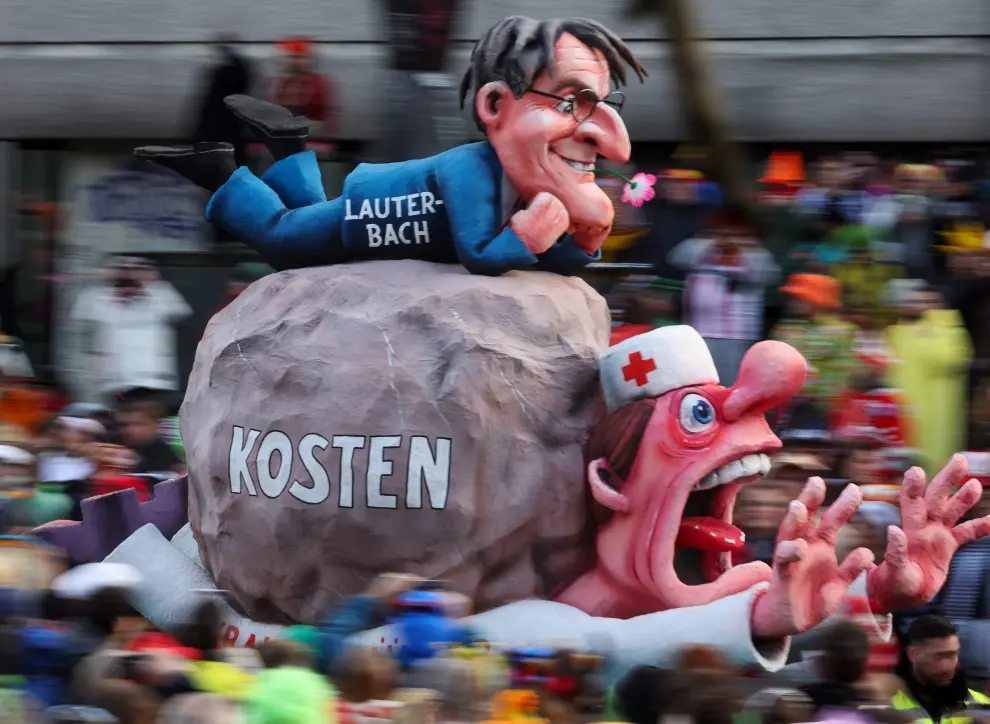 Duesseldorf (Germany), 12/02/2024.- Carnivalists throw candies from a float during the annual Rose Monday (Rosenmontag) parade in Duesseldorf, Germany, 12 February 2024. Rose Monday is the traditional highlight of the carnival season in many German cities. (Alemania) EFE/EPA/CHRISTOPHER NEUNDORF
 GERMANY CARNIVAL