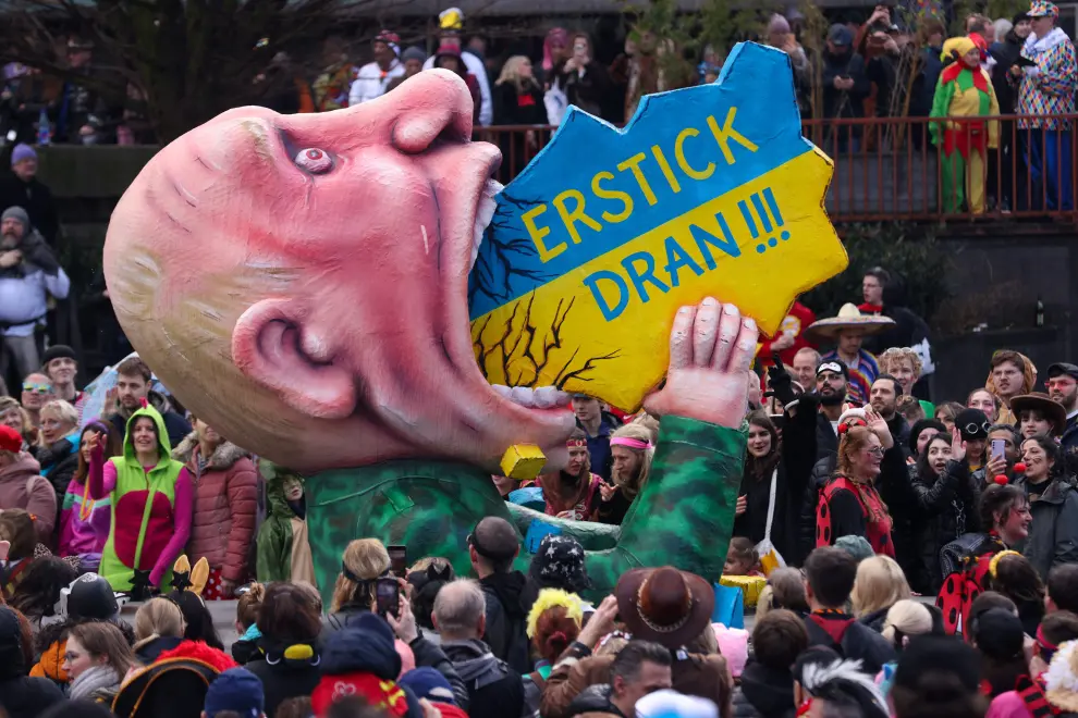 Duesseldorf (Germany), 12/02/2024.- A carnival float depicting US presidential candidate Donald J. Trump and a Ukrainian soldier parades during the annual Rose Monday (Rosenmontag) parade in Duesseldorf, Germany, 12 February 2024. Rose Monday is the traditional highlight of the carnival season in many German cities. (Alemania) EFE/EPA/CHRISTOPHER NEUNDORF
 GERMANY CARNIVAL