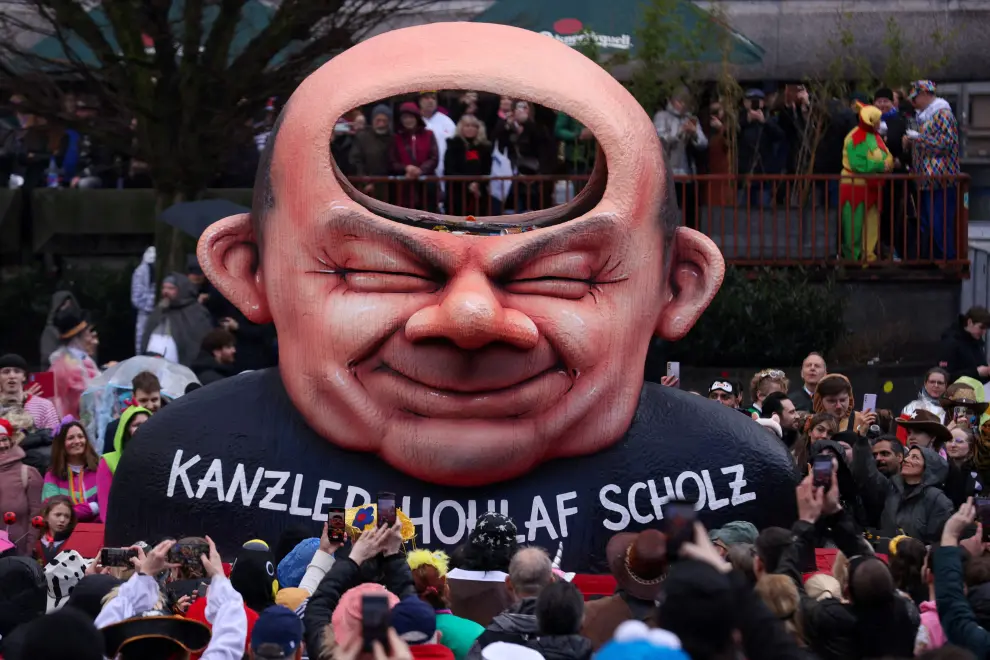 People stand around a carnival float depicting the conflict between Israel and the Palestinian Islamist group Hamas, at the traditional Rosenmontag Rose Monday carnival parade in Dusseldorf, Germany, February 12, 2024. REUTERS/Thilo Schmuelgen [[[REUTERS VOCENTO]]] GERMANY-CARNIVAL/ROSEMONDAY