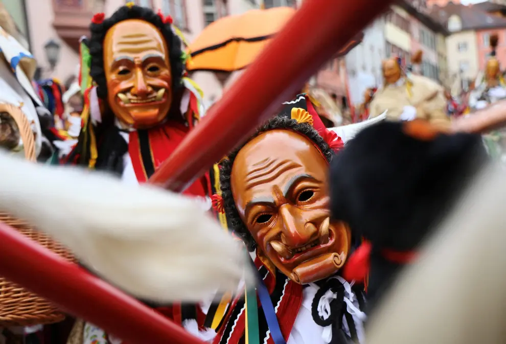 People stand around a carnival float depicting former U.S. President and Republican presidential candidate Donald Trump, at the traditional Rosenmontag Rose Monday carnival parade in Dusseldorf, Germany, February 12, 2024. REUTERS/Thilo Schmuelgen [[[REUTERS VOCENTO]]] GERMANY-CARNIVAL/ROSEMONDAY
