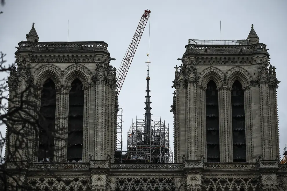 Paris (France), 13/02/2024.- Reconstruction workers start to remove the scaffolding around the spire of Notre Dame in Paris, France, 13 February 2024. After the collapse of the spire in the 15 April 2019 Notre-Dame fire, it was decided to rebuild it identically. The reopening of the medieval Catholic cathedral on the Ile de la Cite island in the Seine river is planned for the end of 2024. (Francia) EFE/EPA/YOAN VALAT FRANCE NOTRE DAME