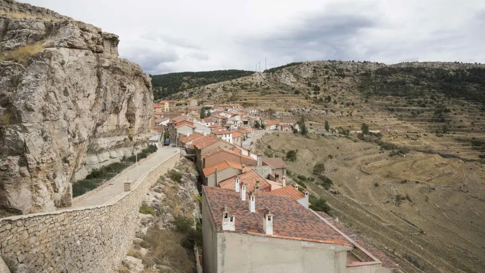Este pueblo de Teruel se enclava en un paisaje típico de montaña