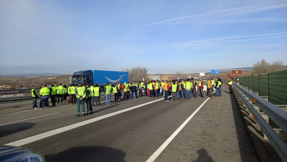 Los agricultores han cortado la autovía A-23 a la altura de Teruel