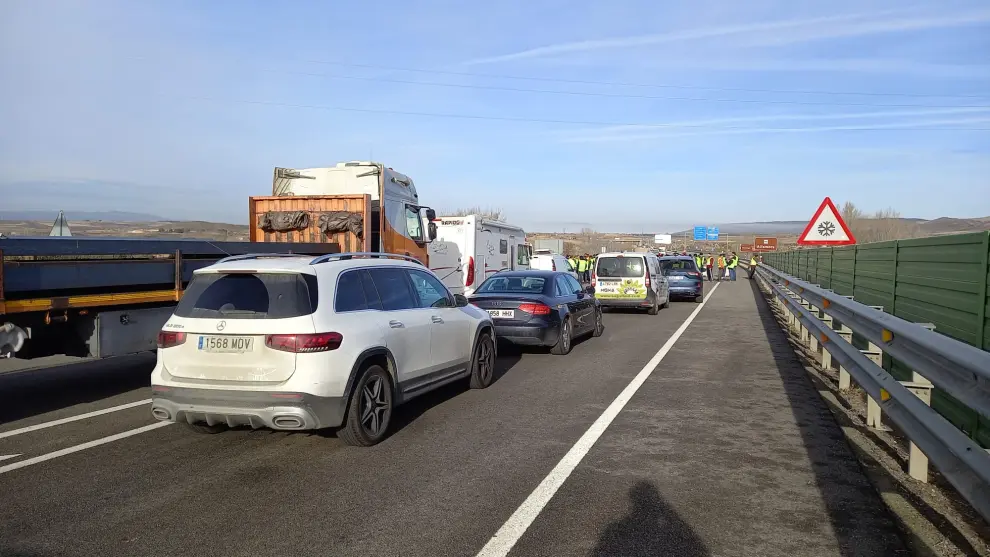 Los agricultores han cortado la autovía A-23 a la altura de Teruel