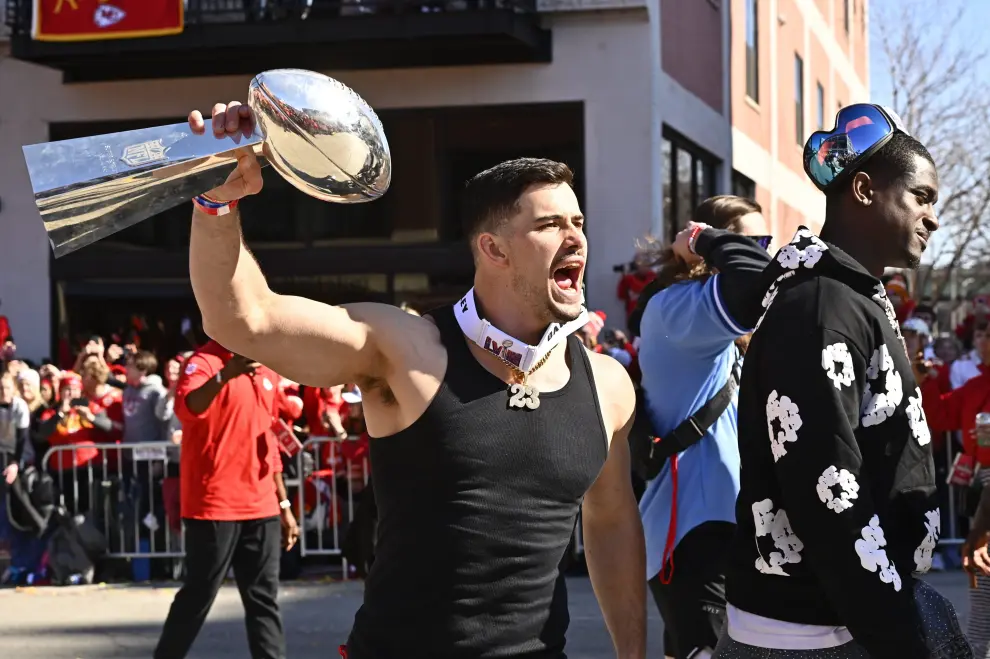 Feb 14, 2024; Kansas City, MO, USA; Police respond to injuries after shots were fired after the celebration of the Kansas City Chiefs winning Super Bowl LVIII. Mandatory Credit [[[REUTERS VOCENTO]]] FOOTBALL-NFL/