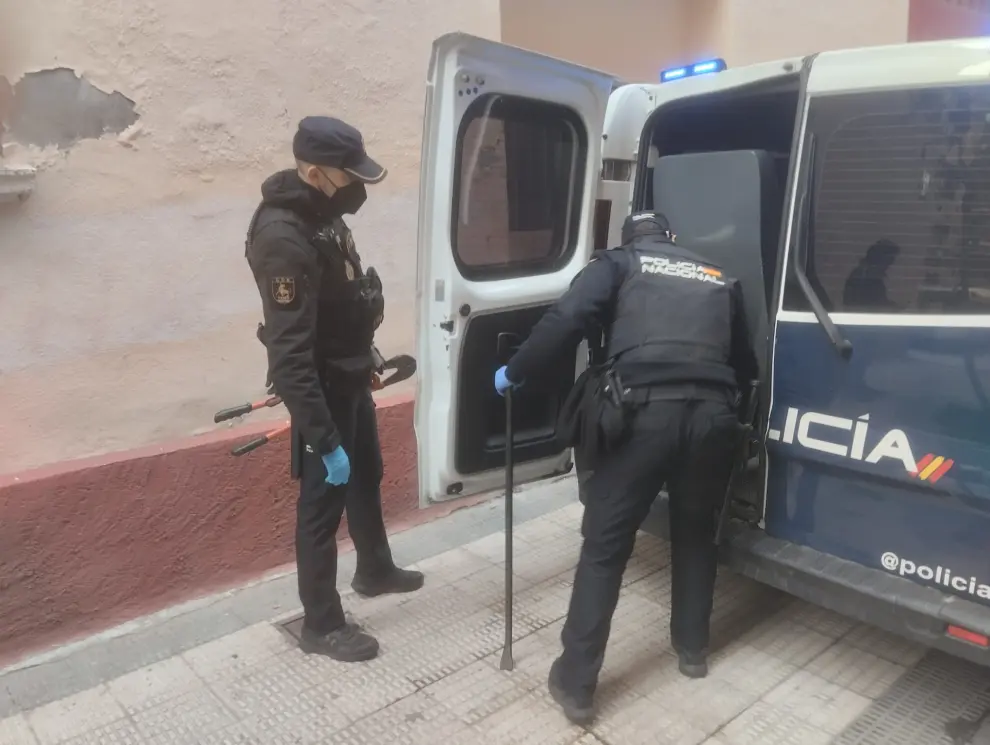 La Policía Nacional se prepara para intervenir en el edificio del número siete de la calle montañés de Zaragoza