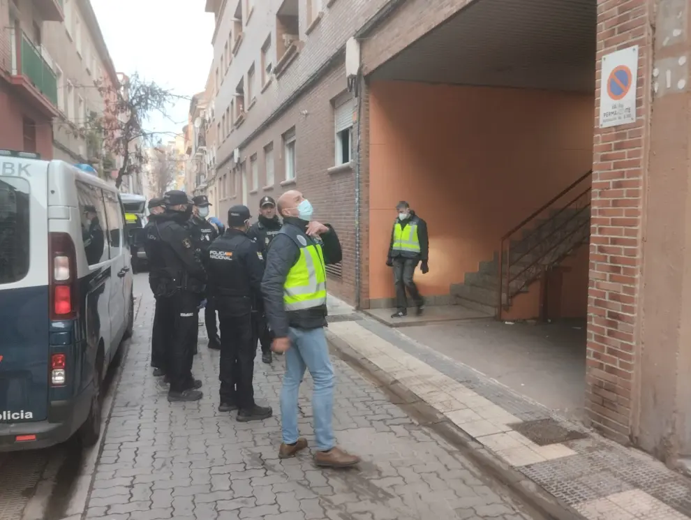 La Policía Nacional se prepara para intervenir en el edificio del número siete de la calle montañés de Zaragoza