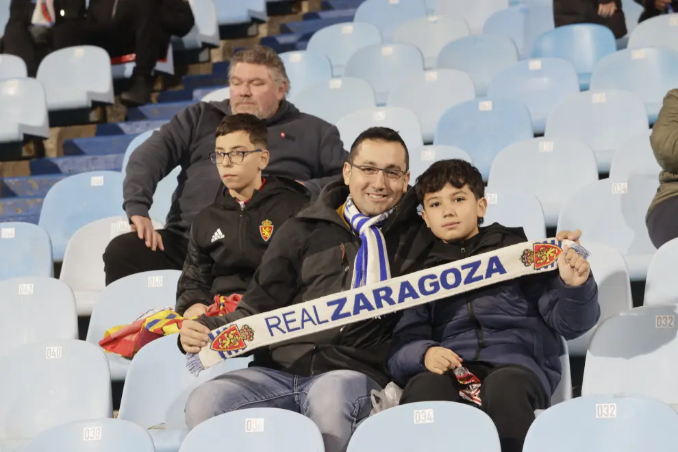 Imágenes de la afición zaragocista en el partido del Real Zaragoza contra el Cartagena, este viernes, en La Romareda.