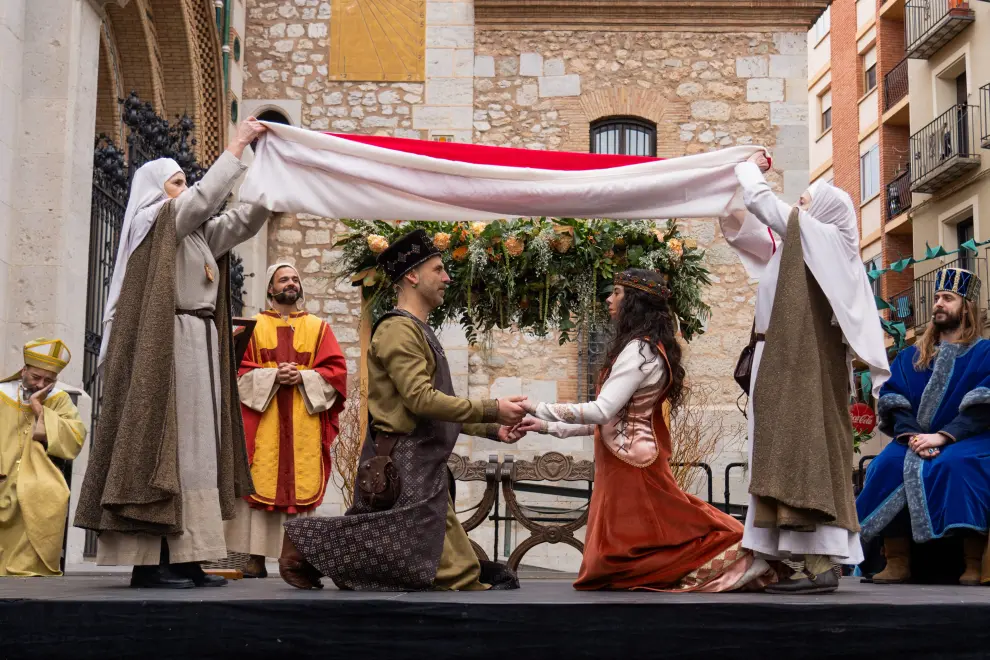 Cientos de personas han acudido este viernes a la plaza de la Catedral de Teruel para ver la principal escena de las Bodas de Isabel.