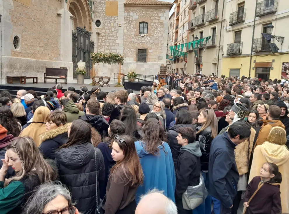 Máxima expectación en la plaza de la Catedral de Teruel ante la inminente celebración de la boda entre Pedro de Azagra e Isabel de Segura.