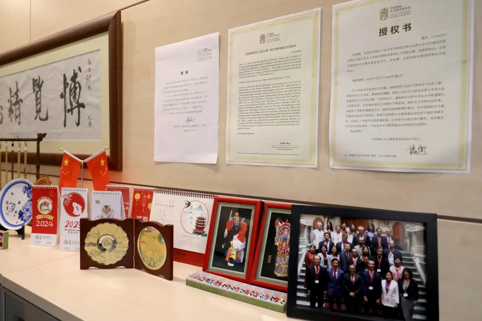 Fotos y objetos chinos en la sede del instituto.