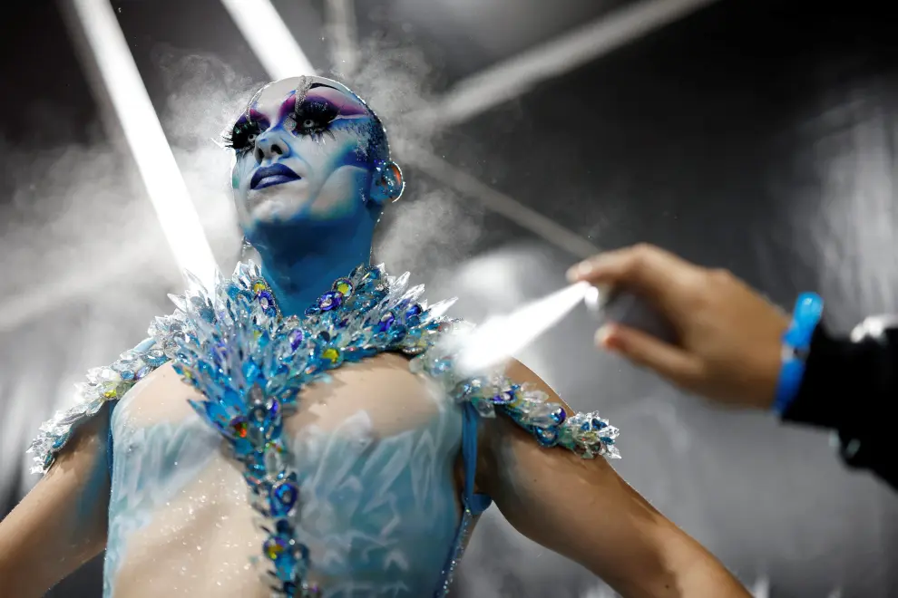 A participant prepares to perform in a drag queen competition during Carnival festivities in Las Palmas de Gran Canaria, Spain February 16, 2024. REUTERS/Borja Suarez [[[REUTERS VOCENTO]]] SPAIN-CARNIVAL/