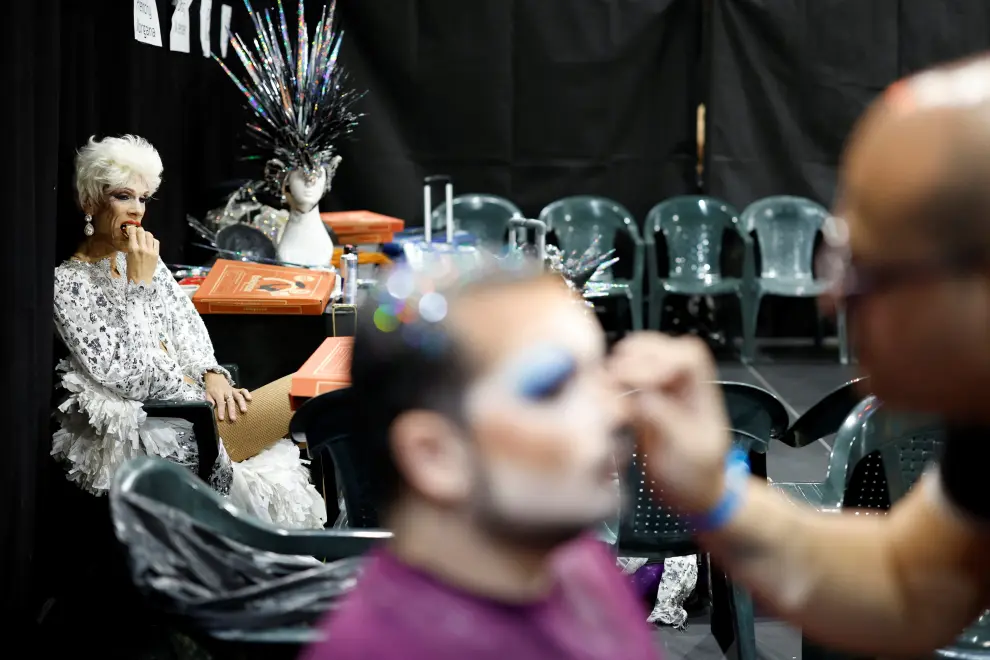 Participants prepare to perform in a drag queen competition during Carnival festivities in Las Palmas de Gran Canaria, Spain February 16, 2024. REUTERS/Borja Suarez [[[REUTERS VOCENTO]]] SPAIN-CARNIVAL/