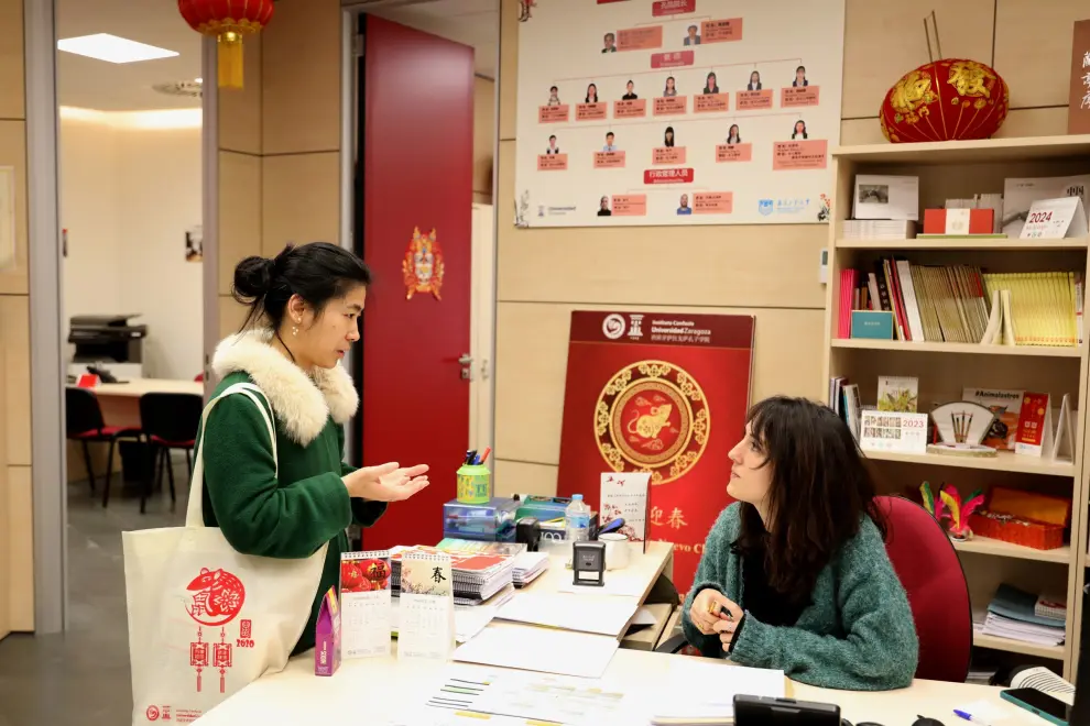 Una profesora china es atendida por el personal del instituto.