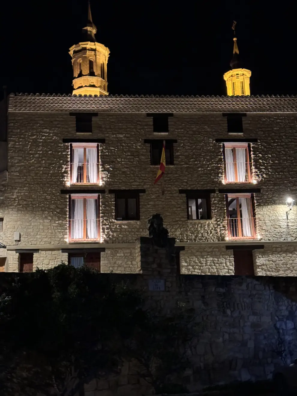 El edificio del hotel Villa de Goya está situado frente a la casa natal del pintor aragonés en el centro de Fuendetodos.
